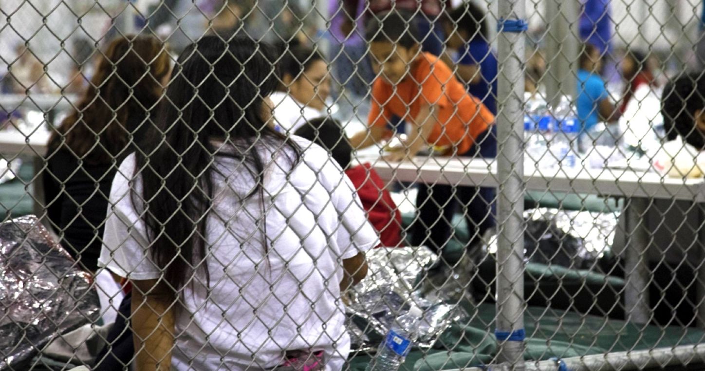 Dans le Centre Ursula où les migrants illégaux sont séparés de leurs enfants avant d'être dispatchés dans des différents centres des USA (Reporters / Mega)