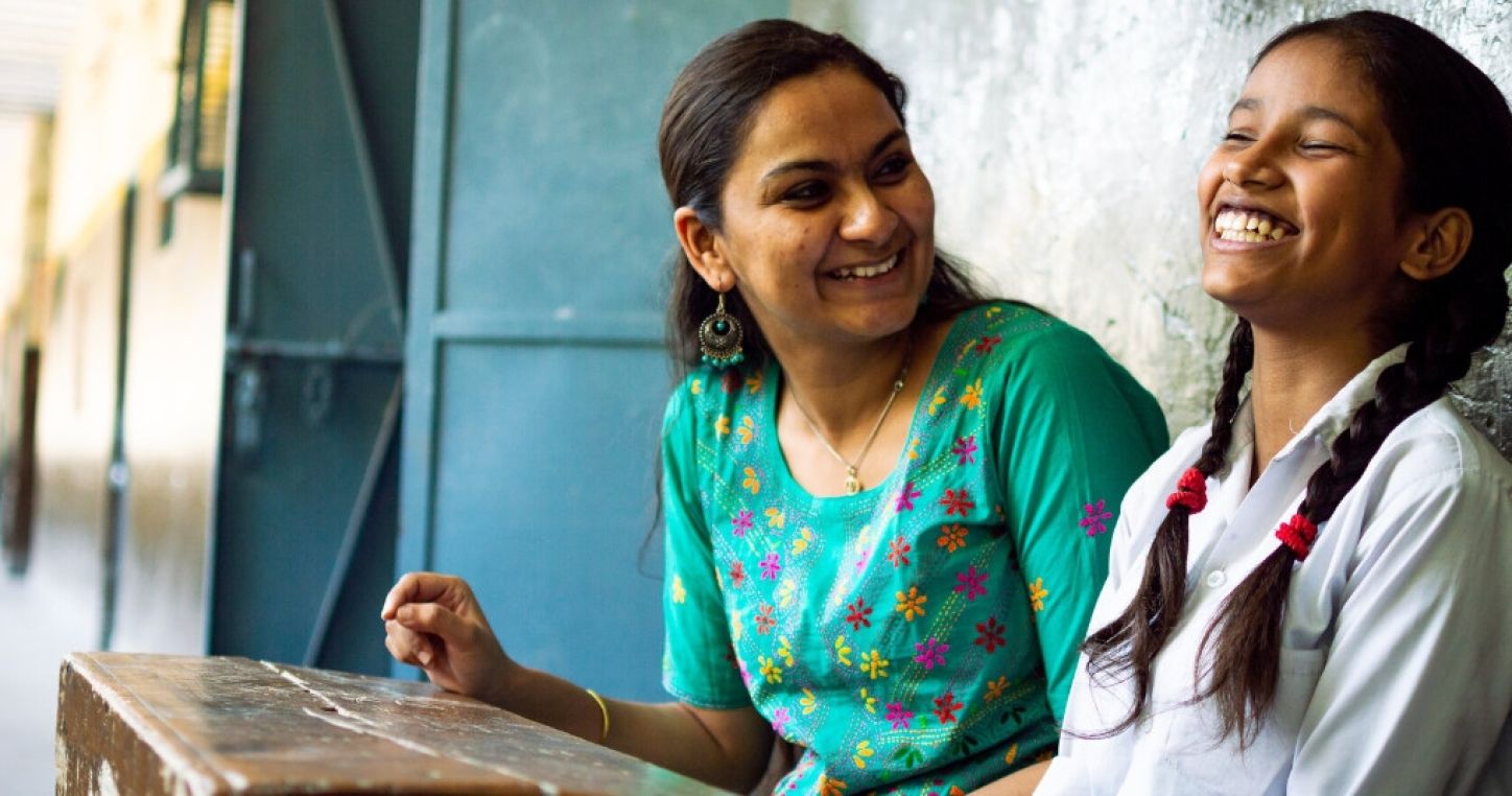 Una docente con su estudiante (Photo: Anant Nath Sharma/Flickr)