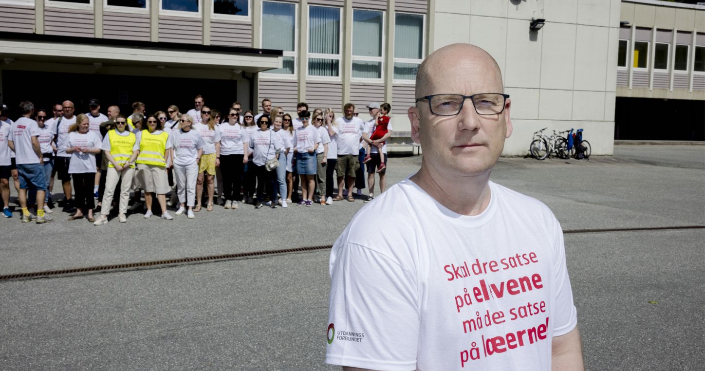 President Steffen Handal in front of teachers on strike
